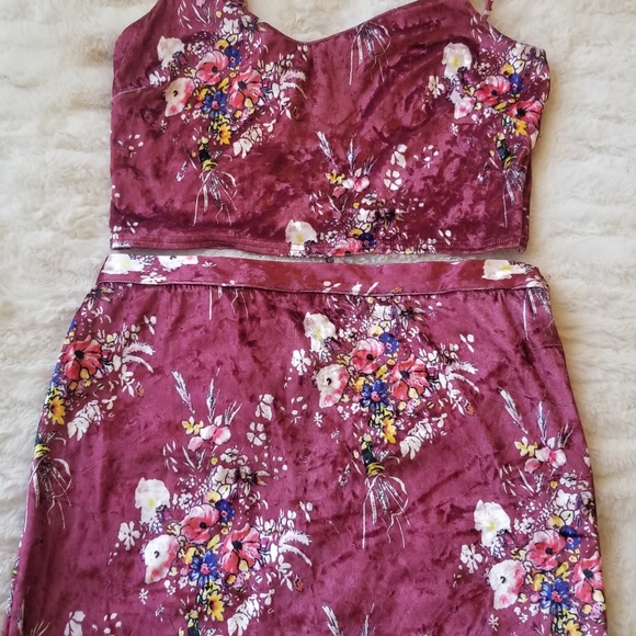 2PC Wine and Pink Color Floral Print Velvet Skirt Set. Size 6 - Picture 5 of 7